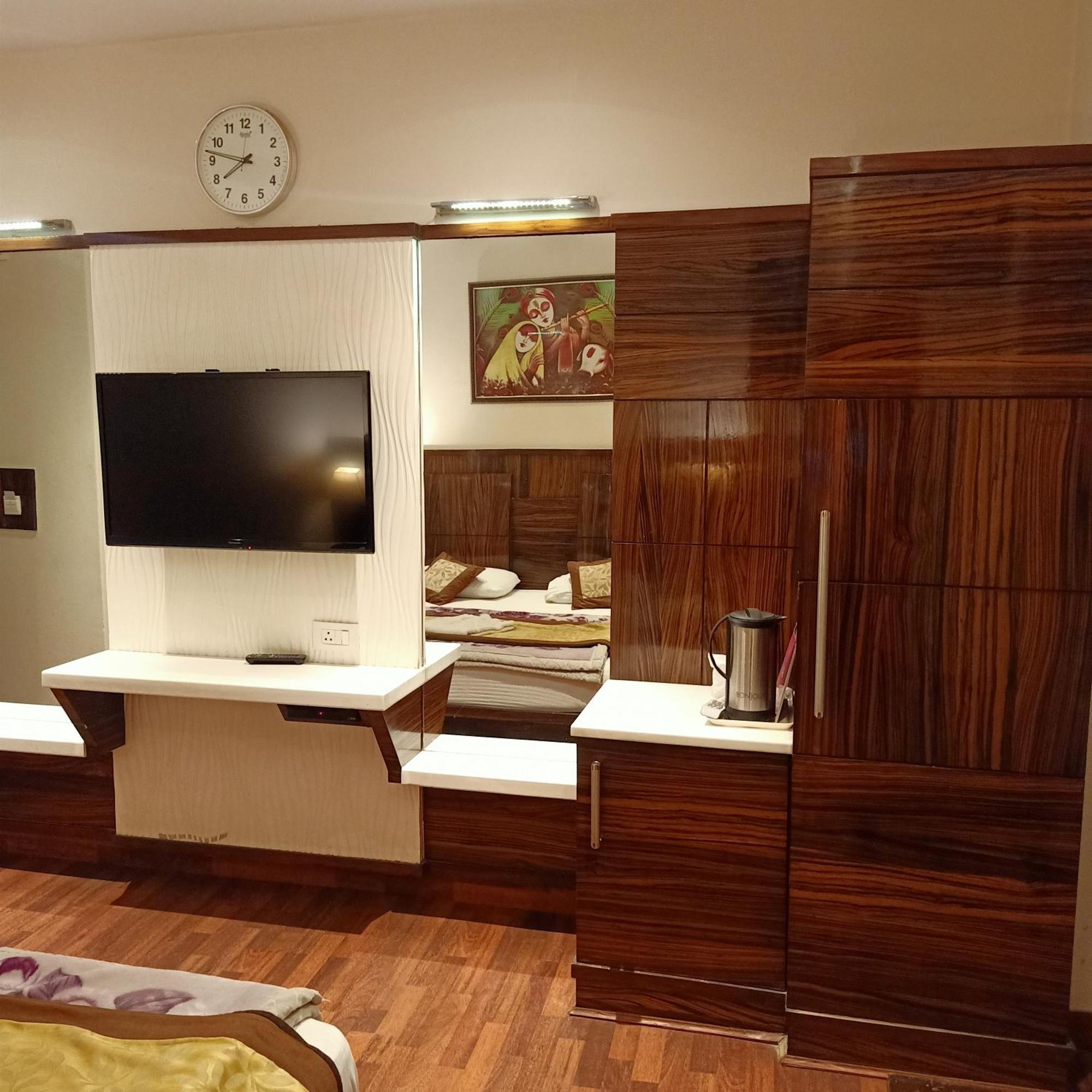 Hotel Geet Deluxe Nuova Delhi Esterno foto